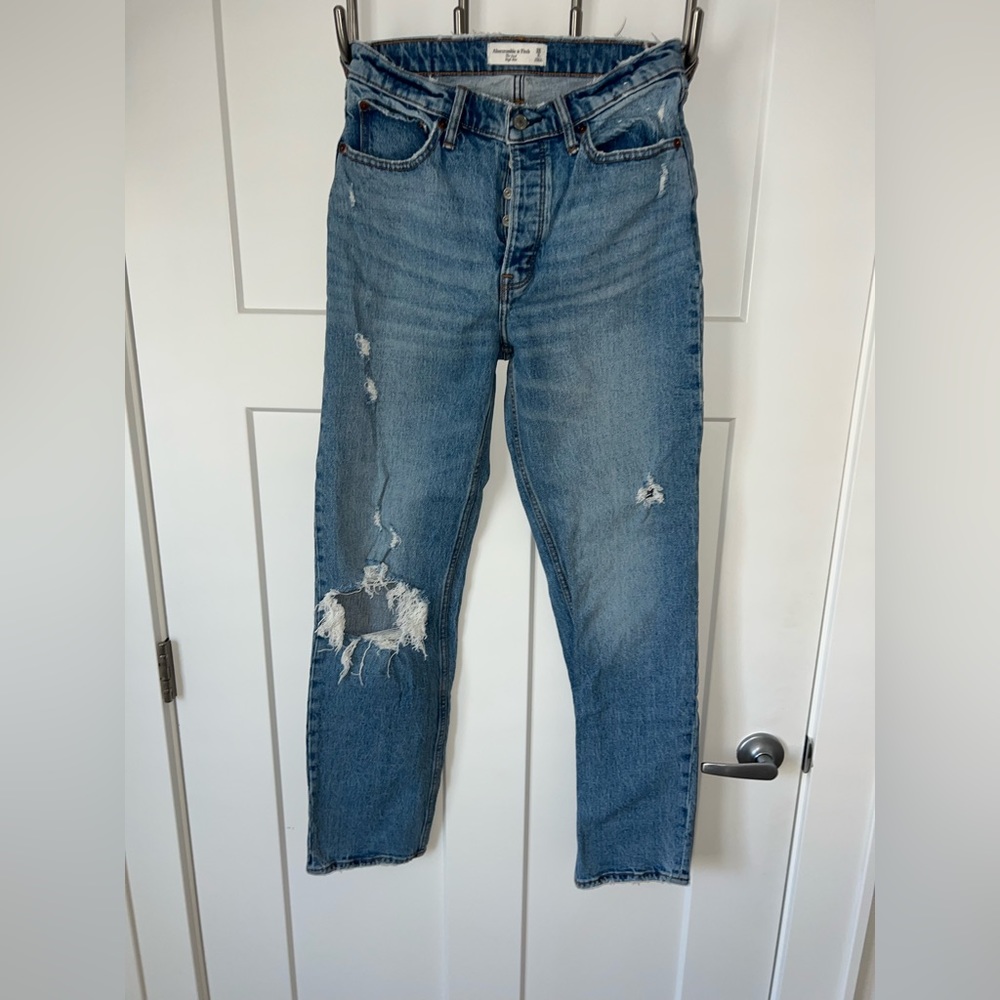 Abercrombie the dad high rise jean. Size 26L.